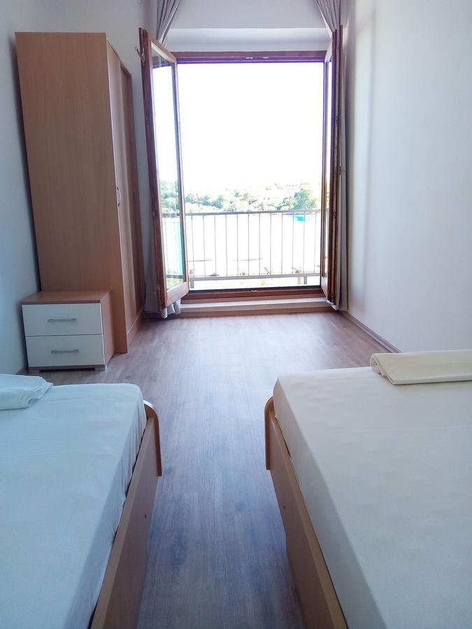 Trim Rooms And Apartments Loviste Exterior photo